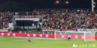 南通隊(duì)4：2點(diǎn)球戰(zhàn)勝無(wú)錫隊(duì) 挺進(jìn)“蘇超”決賽