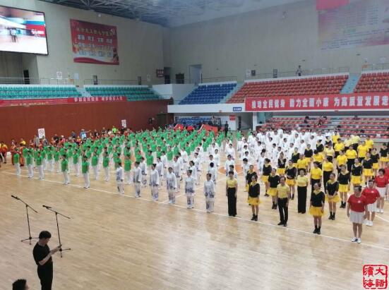 濱海縣廣場(chǎng)舞推廣中心參加8月8日全民健身日活動(dòng)