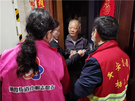 攝山村：學(xué)黨史、辦實(shí)事 小區(qū)反電詐宣傳不停歇