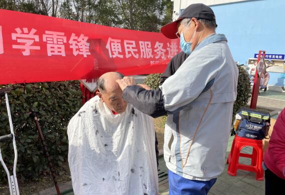 新銅社區(qū):暖春三月學(xué)雷鋒 便民服務(wù)進社區(qū)