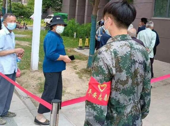 新華社區(qū):協(xié)助核酸檢測(cè) 退役軍人奮戰(zhàn)在一線
